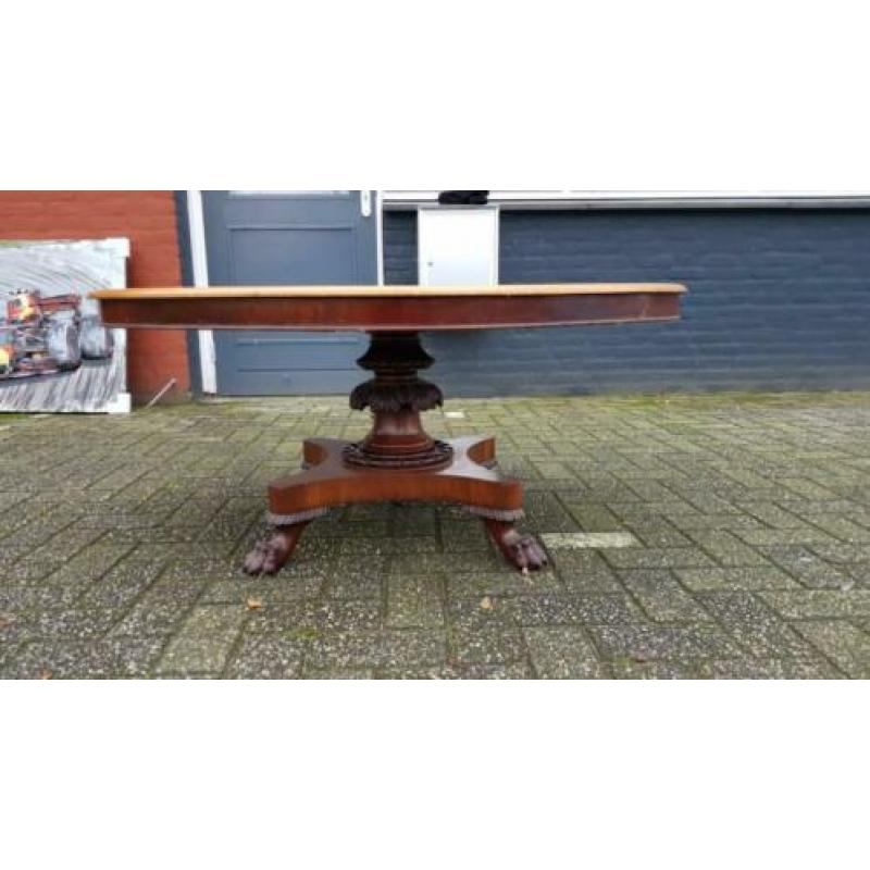 Antieke salontafel met leeuwenpoten