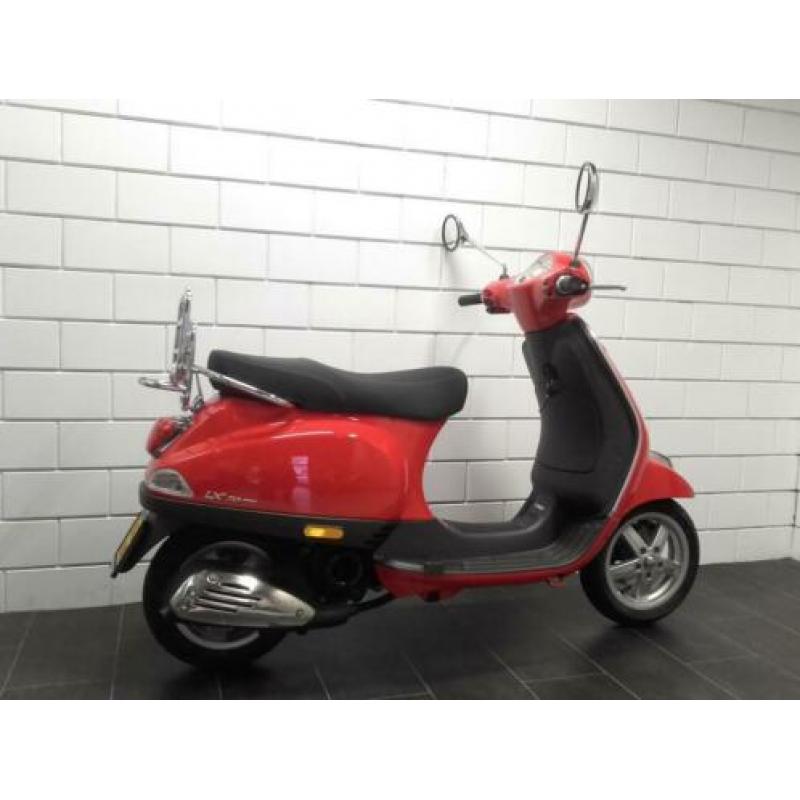 Vespa LX 45 / 2012/ Ferrari Rood/ BROM / 4T / Keurige Vespa