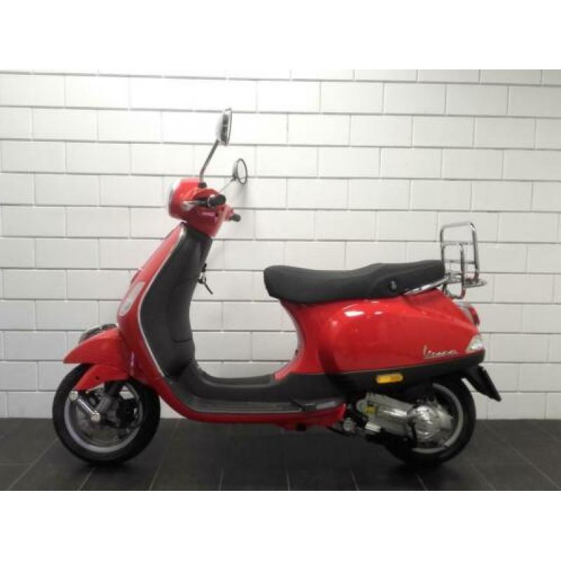 Vespa LX 45 / 2012/ Ferrari Rood/ BROM / 4T / Keurige Vespa