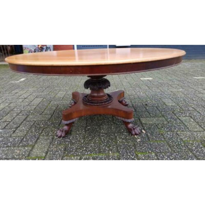 Antieke salontafel met leeuwenpoten