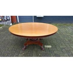 Antieke salontafel met leeuwenpoten