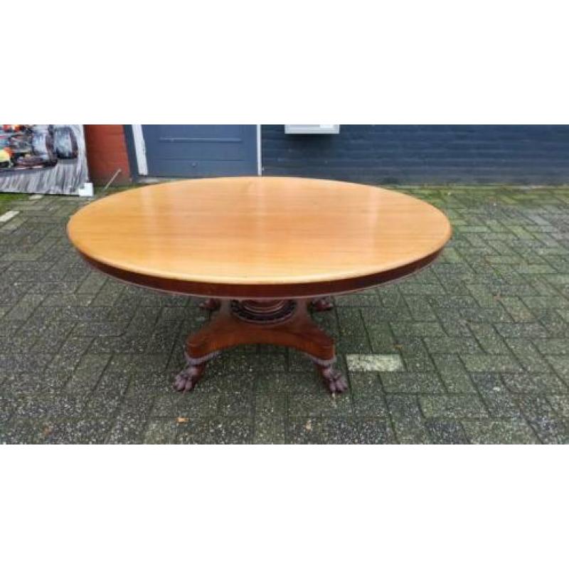 Antieke salontafel met leeuwenpoten