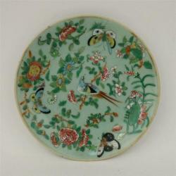 Chinees celadon bord famille rose - Vogel en drie vlinders