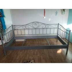 Metalen Meiden bed