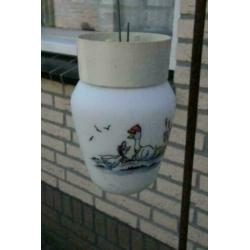 plaffonniere van wit melkglas, met afbeeldingen van eend