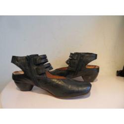 Zwarte schoenen Think 38