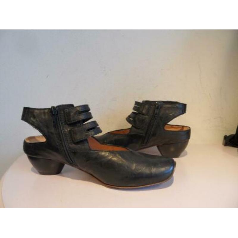 Zwarte schoenen Think 38