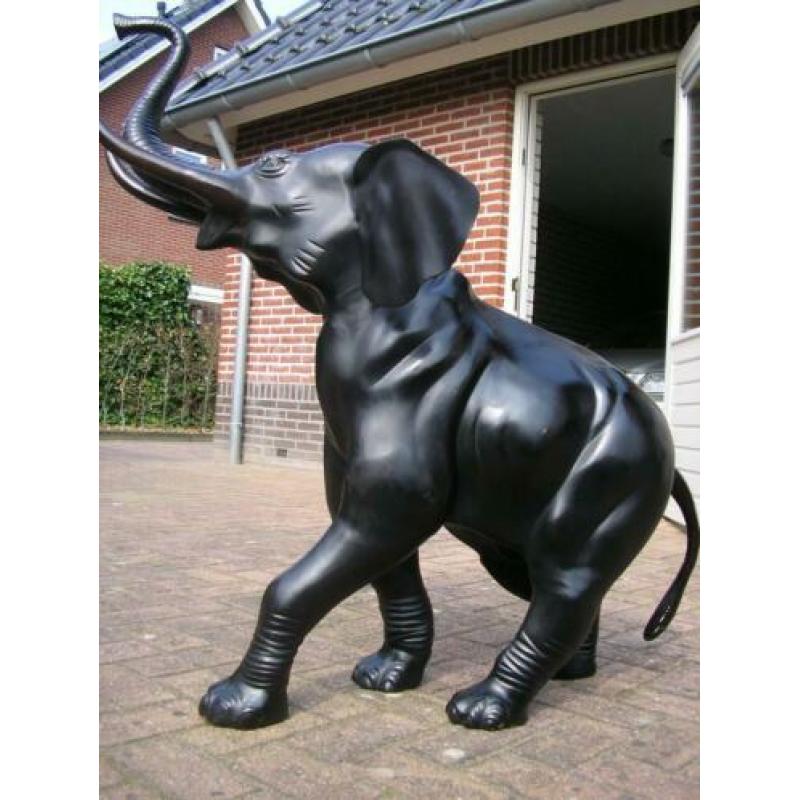 Let op ....groot bronzen beeld..... olifant