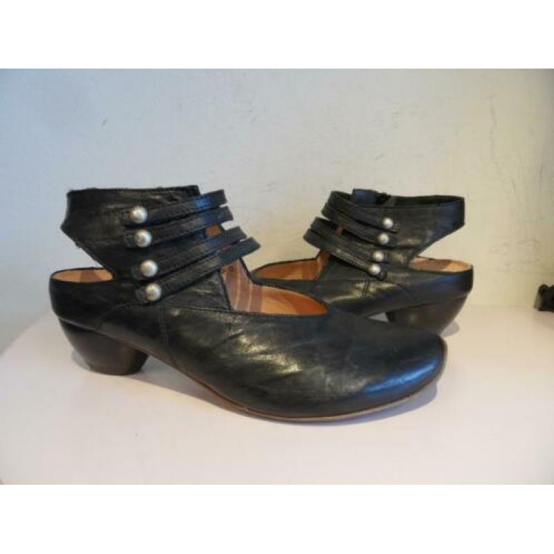 Zwarte schoenen Think 38