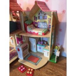 Klein meeneem poppenhuis van Fisher Price met accessoires.