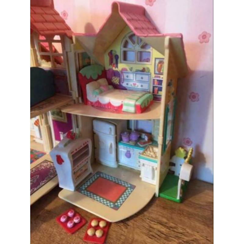 Klein meeneem poppenhuis van Fisher Price met accessoires.