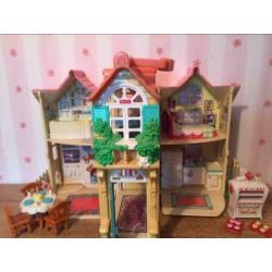 Klein meeneem poppenhuis van Fisher Price met accessoires.