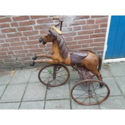 Oud houten paard driewieler