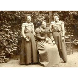 Foto van Drie Dames ca 1900 sepia