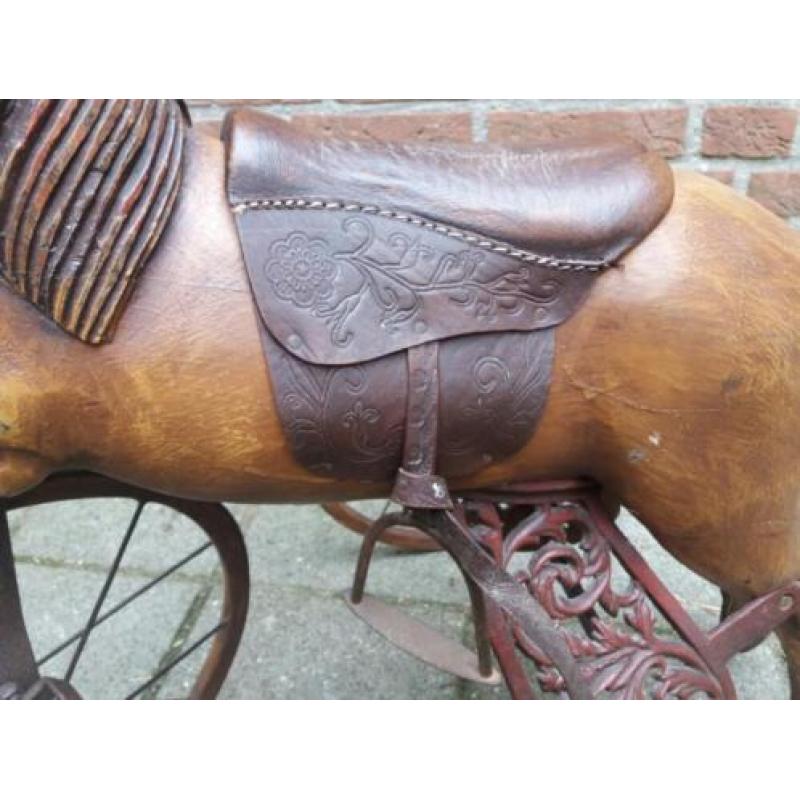 Oud houten paard driewieler