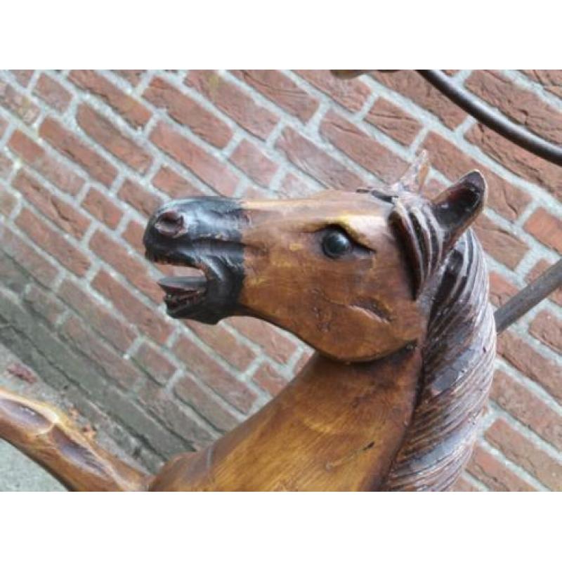 Oud houten paard driewieler