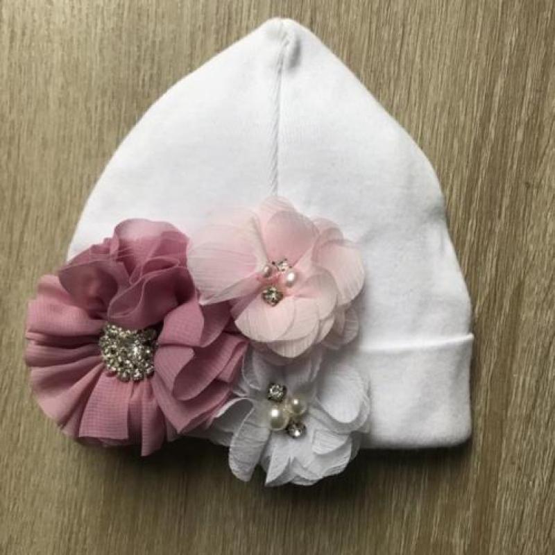 Baby mutsje newborn met strass bloemen (babyshower kado baby