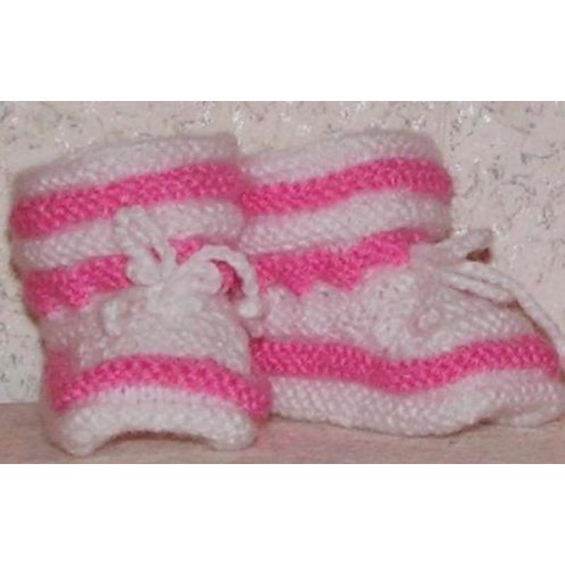 Baby Booties 0-3 m., handgebreide slofjes, wit met roze