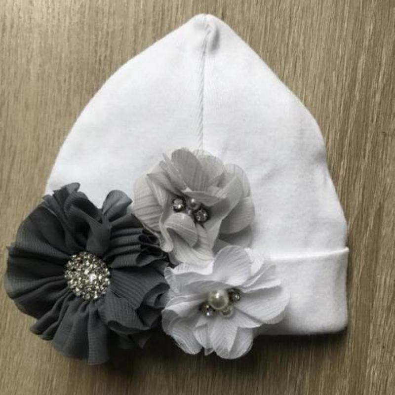 Baby mutsje newborn met strass bloemen (babyshower kado baby